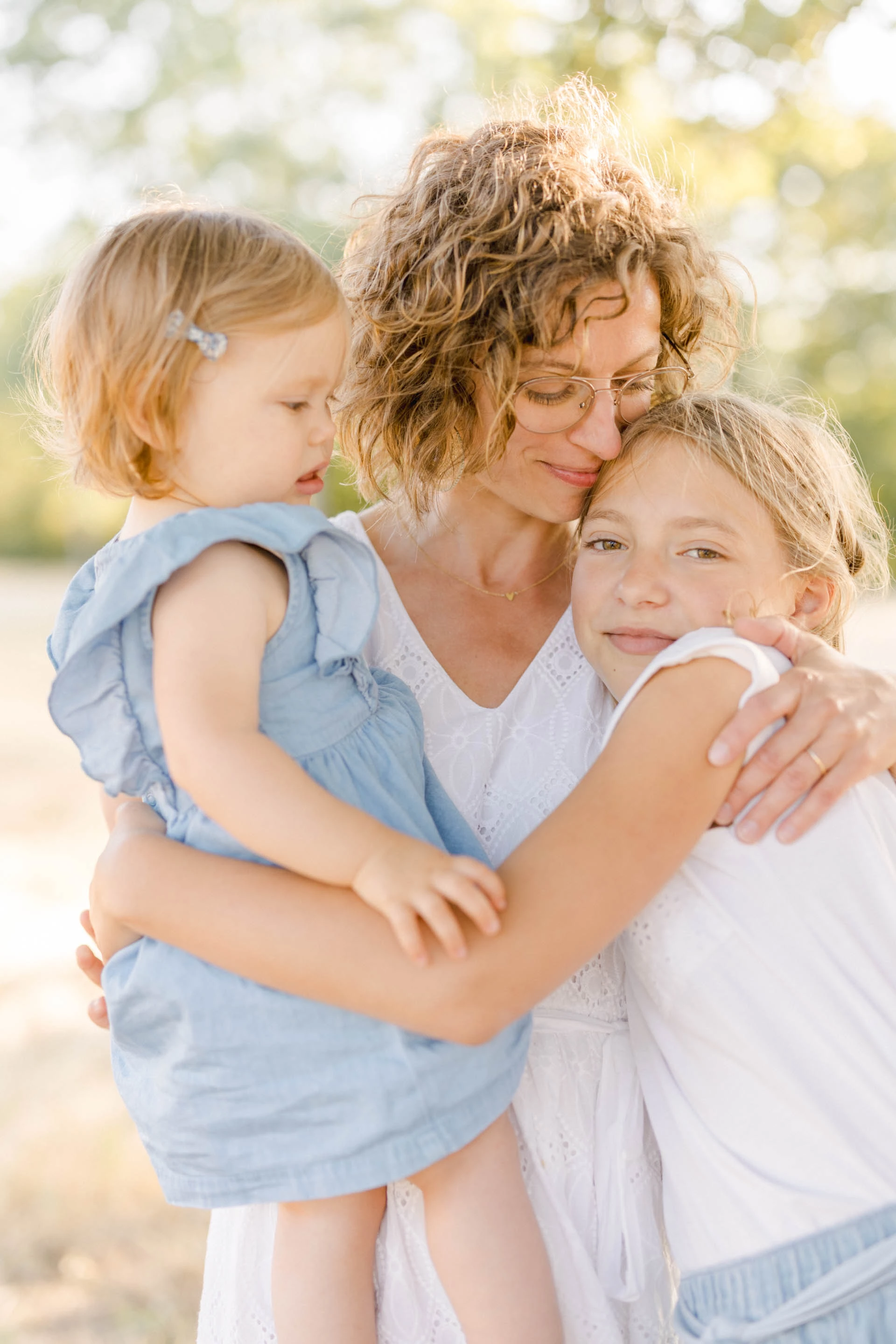 cheveux bonheur main sourire enfant